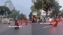 Konvoi di Ring 1 Jalan Medan Merdeka Selatan, Sejumlah Pelajar Bawa Polisi