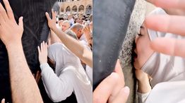 Celine Evangelista Nangis Saat Cium Ka'bah di Tanah Suci