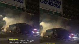 VIDEO: Bus Pariwisata Terbakar Hebat Usai Hantam Truk, Sopir Tewas di Tempat