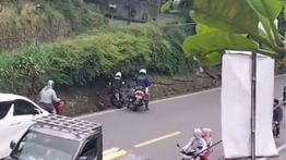 Viral! Patwal di Puncak Pepet Pengendara Motor ke Selokan