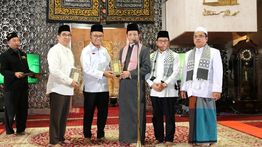 Peringatan Nuzulul Quran, Sinar Mas Wakafkan 5.000 Mushaf untuk Masjid Istiqlal