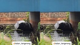 VIDEO: Mobil Mewah Nyemplung ke Selokan Jadi Tontonan Warga Tangerang