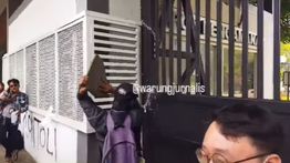 Rantai Pagar Pintu Gerbang DPR RI Dirusak Saat Aksi Tolak RUU TNI