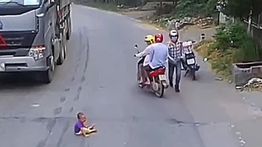 VIDEO: Balita Santai Menyeberang di Jalan Raya, Truk Langsung Ngerem Mendadak