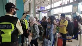 H-7 Lebaran: Stasiun Senen Dipadati Pemudik yang Berangkat Lebih Awal