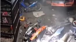 VIDEO: Truk Tiba-tiba Hantam Pekerja Bengkel, Motor Hancur Berantakan