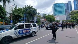 Gedung Grahadi Surabaya Dikepung Ratusan Mahasiswa Tolak RUU TNI