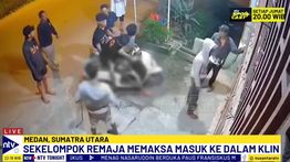 Aksi Geng Motor Paksa Masuk Klinik Terekam Kamera, Lempar Batu hingga Tendang Pintu