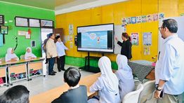 Prabowo Saksikan Demonstrasi Pembelajaran dengan Teknologi Smart Board