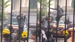 Massa Bakar Mobil Polisi di Bandung, May Day Berujung Ricuh