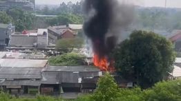 Kebakaran Melanda Rawabugel Bekasi Utara Siang Ini