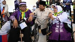 Prabowo Sapa Calon Jamaah Haji di Bandara: Mabrur ya Pak, Bu Semua