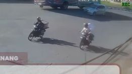VIDEO: Detik-detik Bus Antar Lintas Sumatera Terbalik di Kota Padang Panjang