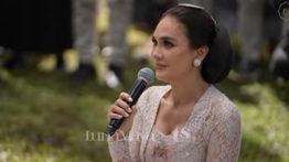 5 Potret Sungkeman Luna Maya Pakai Adat Jawa