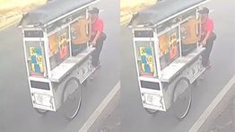 Detik-detik Mobil Tabrak Gerobak Pedagang Sampai Hancur di Bogor