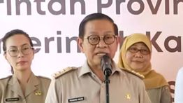 Pramono Serahkan Alat Pertanian untuk Petani Karawang