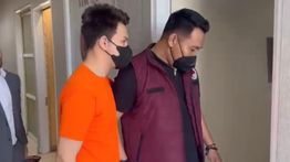 Potret Jonathan Frizzy Pakai Baju Oranye dan Sarung Saat Diperiksa Polisi