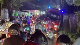 Jalan Tapos Depok Macet Parah Gegara Ada Truk Terperosok