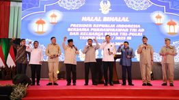 Momen Prabowo Kompak Nyanyi “Hymne Taruna” di Acara Halal Bihalal bersama Purnawirawan TNI