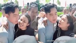 Viral! Ibu-Ibu Antusias Nyosor Mau Cium Gibran Saat Kunjungan ke NTT