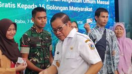 Cerita Pramono Bertemu Penumpang Disabilitas saat Naik Transjakarta