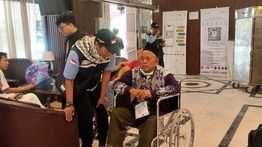 Layanan Petugas Bikin Terharu, Ini Kata Pak Karno, Jemaah Lansia dari Banyumas