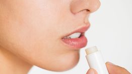 5 Cara Memerahkan Bibir Secara Alami agar Tampil Lebih Fresh dan Menawan