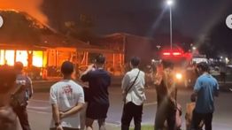  VIDEO: Restoran Bali Ndeso Tambun Selatan Terbakar Hebat, Terdengar Ledakan Keras