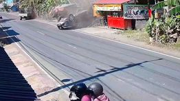 Dihantam Truk, Mobil Pejabat Pemprov Kalsel Sampai Terbalik