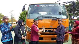 PT KTB Donasikan Mitsubishi Fuso Fighter ke SMK Negeri 1 Kamal untuk Dukung Pendidikan Kejuruan di Madura