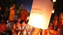 Melihat Harapan dan Doa Terlangitkan Bersama Ribuan Lampion di Borobudur