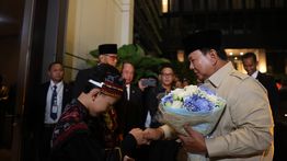 Beri Bunga untuk Prabowo, Dua Anak Diaspora di Thailand Titip Harapan: Semoga Pendidikan Indonesia Lebih Baik