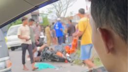 VIDEO: Kereta Hantam Pemotor di Magetan, 4 Orang Tewas