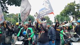 Ribuan Driver Ojol Gelar Aksi di Patung Kuda