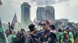 Penampakan Massa Ojol di Patung Kuda yang Makin Penuh