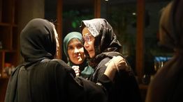 Sri Mulyani Peluk Erat Najwa Shihab saat Melayat Kepergian Ibrahim Assegaf