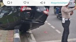 Mobil Taksi Online Kecelakaan, Sampai Terbalik di Trotoar