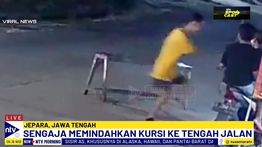 Aksi Usil Remaja Taruh Kursi di Tengah Jalan, Pemotor Jatuh Tersungkur