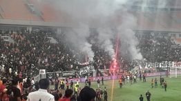 Pertandingan Persija Jakarta vs Malut United Dihentikan Gegara Suporter Nyalakan Flare