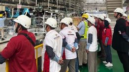 Pelanggan Setia Antusias Saksikan Perakitan Mobil Daihatsu di Karawang