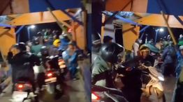 Detik-detik Jembatan Terapung Cijeruk Ambruk, Pengendara Motor Panik Selamatkan Diri