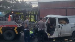 Pengemudi Grand Max Tewas Usai Tabrakan dengan Truk Tangki di Kopo Bandung