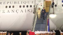 Tiba di Jakarta, Presiden Prancis Emmanuel Macron dan Istri Tampil Mesra 
