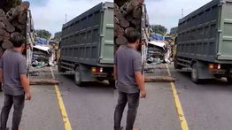 Adu Banteng Truk di Riau, Sopir Meregang Nyawa