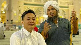 Raffi Ahmad Hadiahkan Haji ke Manajer Prio Bagja Anugrah dan Ustaz Derry Sulaiman