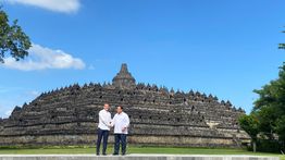 Macron Bersama Prabowo di Borobudur, Ungkap Kagum dan Hormat untuk Indonesia