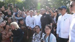 Momen Akrab Prabowo dan Macron Selfie Bareng Wartawan di Candi Borobudur