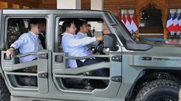 Prabowo Sopiri Presiden Macron Menuju Gedung Graha Utama Akmil Magelang