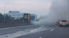 Kecelakaan di Tol Wiyoto Wiyono, Truk Tangki Ringsek sampai Keluarkan Asap