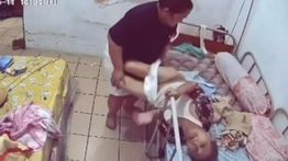 Viral, Perempuan Muda Aniaya Pria Lansia saat Gantikan Popok